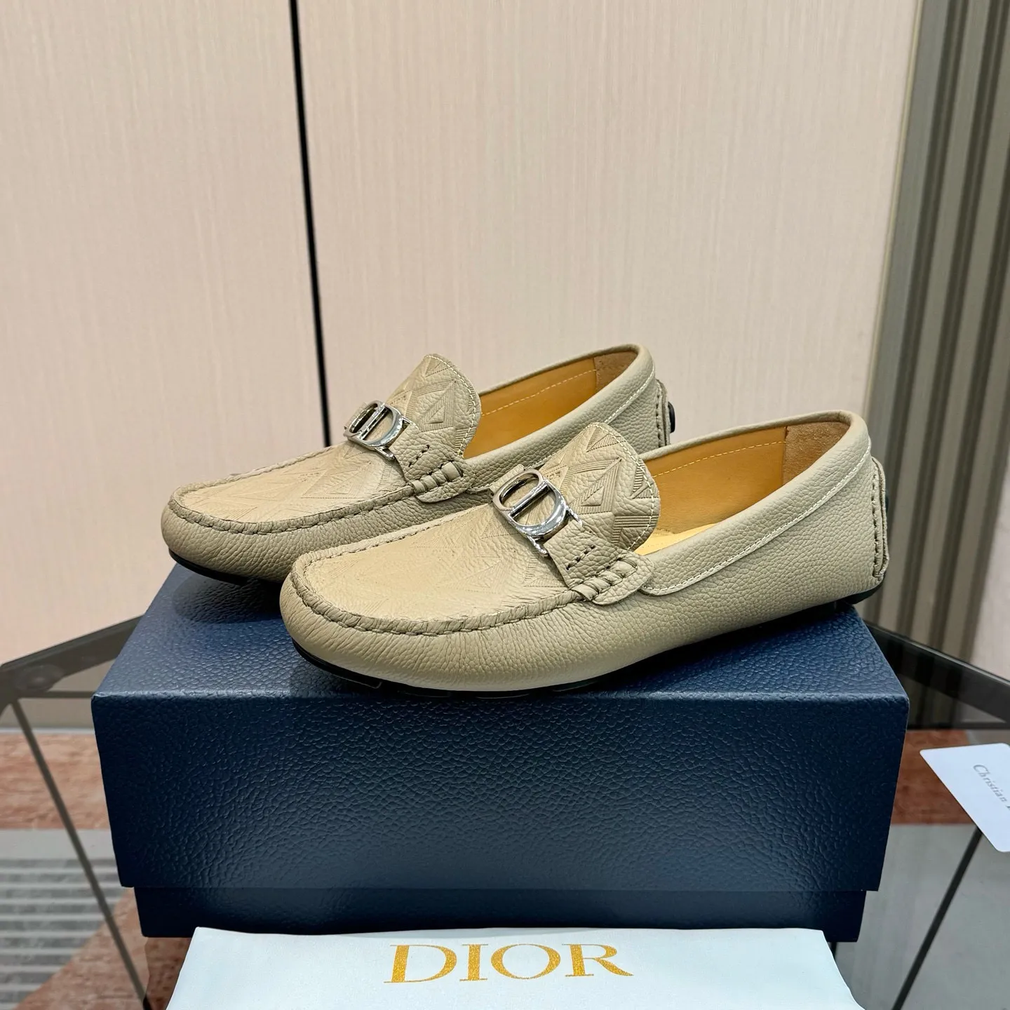 Men's shoes: 580💰 (Niu Li) (Dior Doudou shoes) Exclusive new model Official website new model The upper is made of high-quality imported calf, the color is delicate, and the flowing luxurious texture is tailor-made for exquisite men, creating a noble aura. Delicate and smooth lines. Cowhide lining. Size: 38-44, 45 customized. Outdoor driving shoes for experienced drivers🚗